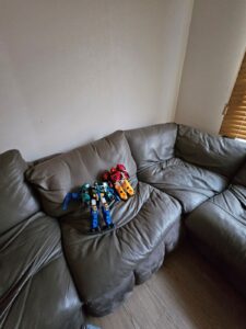 リビングに子供が朝遊んだロボットが座っています