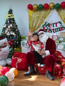 韓国の保育園でサンタクロースに抱っこされる息子の様子