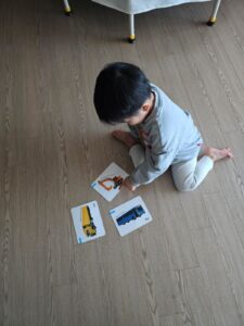 フラッシュカードで遊ぶ息子(次男)２歳