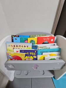 日本語、韓国語、英語の本がを並べた本棚。子供が定期的に置く本を決めて入れ替えをします。
