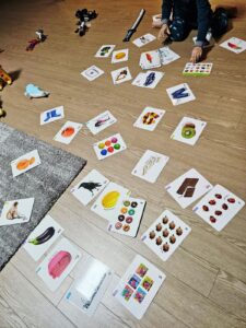 息子が床に広げたフラッシュカード