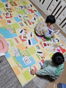 リビングにフラッシュカードを広げて遊ぶ子供たち。