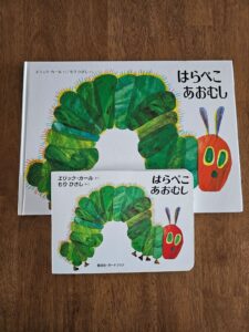 子供たちが大好きな日本語の絵本。持ち運び用に小さいサイズも買い足ししました。