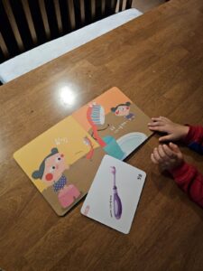 絵本に出ている物とフラッシュカードを子供自から合わせにいく。