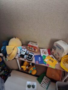 オモチャ部屋のフラッシュカード、いつもオモチャと一緒に散らばっています。